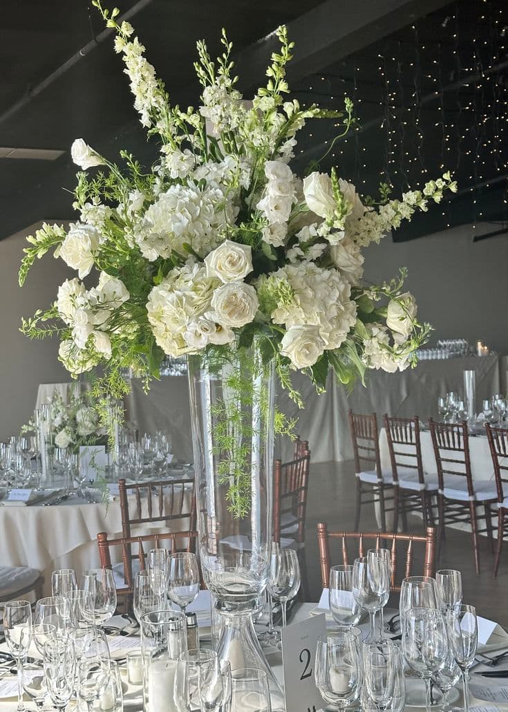 Centro de mesa alto — Composición floral en cilindro de vidrio