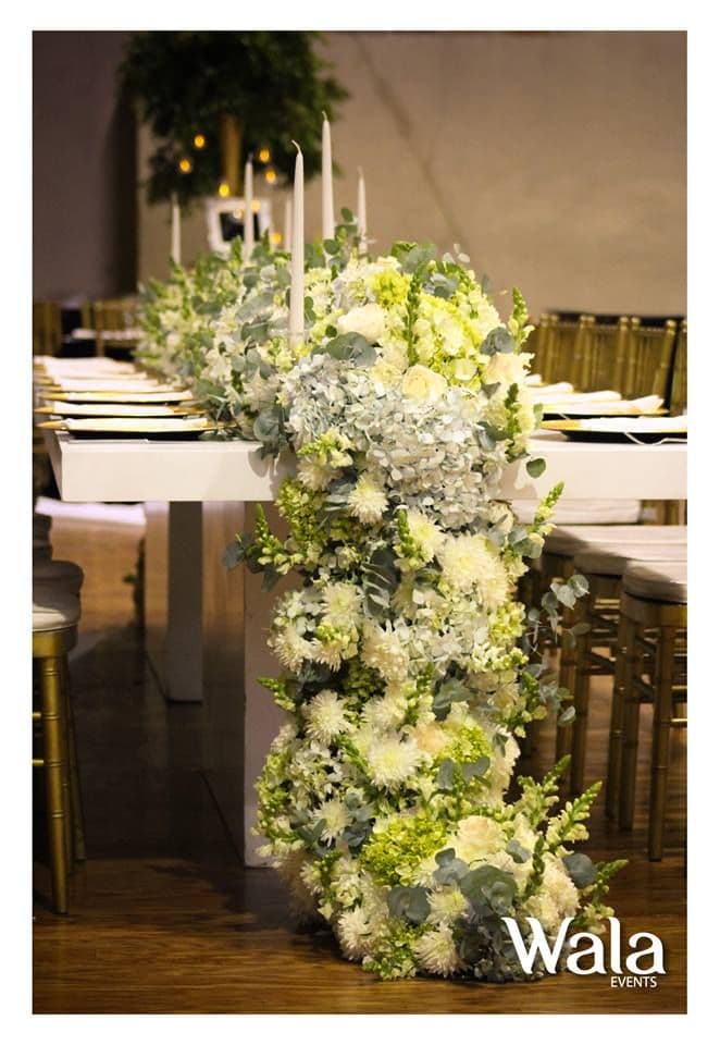 Runner floral — Composición continua sobre mesa imperial