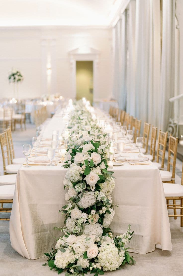 Runner floral — Composición continua sobre mesa imperial